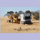 Baustellenkipper umf&auml;hrt Obelix im grossen Bogen (Kgalagadi Nationalpark, S&uuml;dafrika)