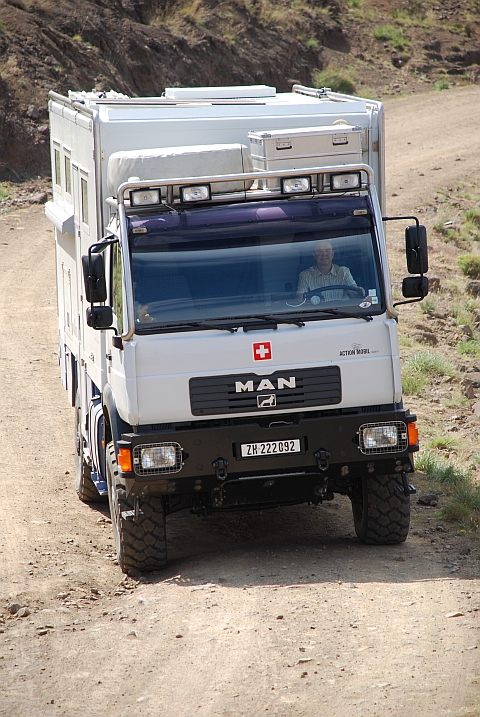 Das scheint Isabella ja ganz sch&ouml;n Spass zu machen, Obelix auf den Gates of Paradise Pass zu f&uuml;hren (Lesotho)