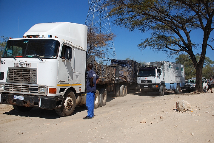 Obelix in der Kolonne vor der Kazungula-F&auml;hre (Botswana)