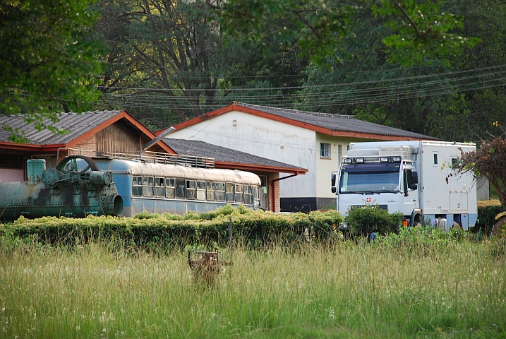 Obelix in Gesellschaft eines alten Busses und einer noch &auml;lteren Dampfmaschine (Mt. Selinda, Simbabwe)