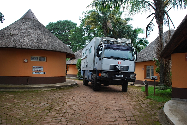 Obelix schl&auml;ngelt sich durch die Bungalows des Magoebaskloof Restcamp (bei Tzaneen, S&uuml;dafrika)